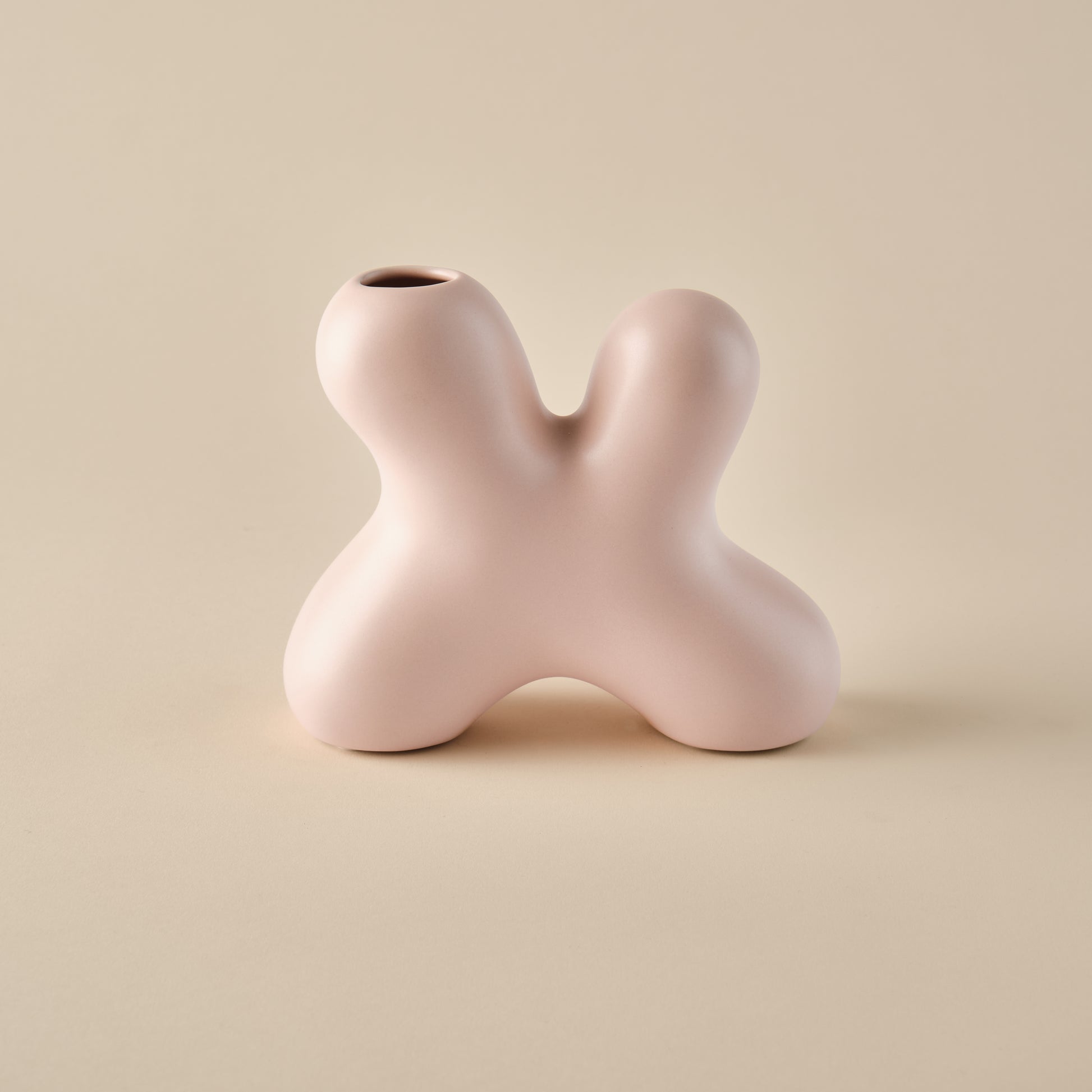 Porzellanvase "Splash" in einer modernen, skulpturalen Form mit zartrosa Oberfläche. Perfekt für minimalistische und zeitgenössische Wohnräume.