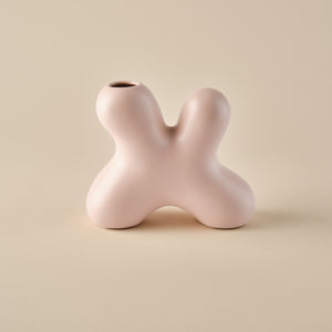 Porzellanvase "Splash" in einer modernen, skulpturalen Form mit zartrosa Oberfläche. Perfekt für minimalistische und zeitgenössische Wohnräume.