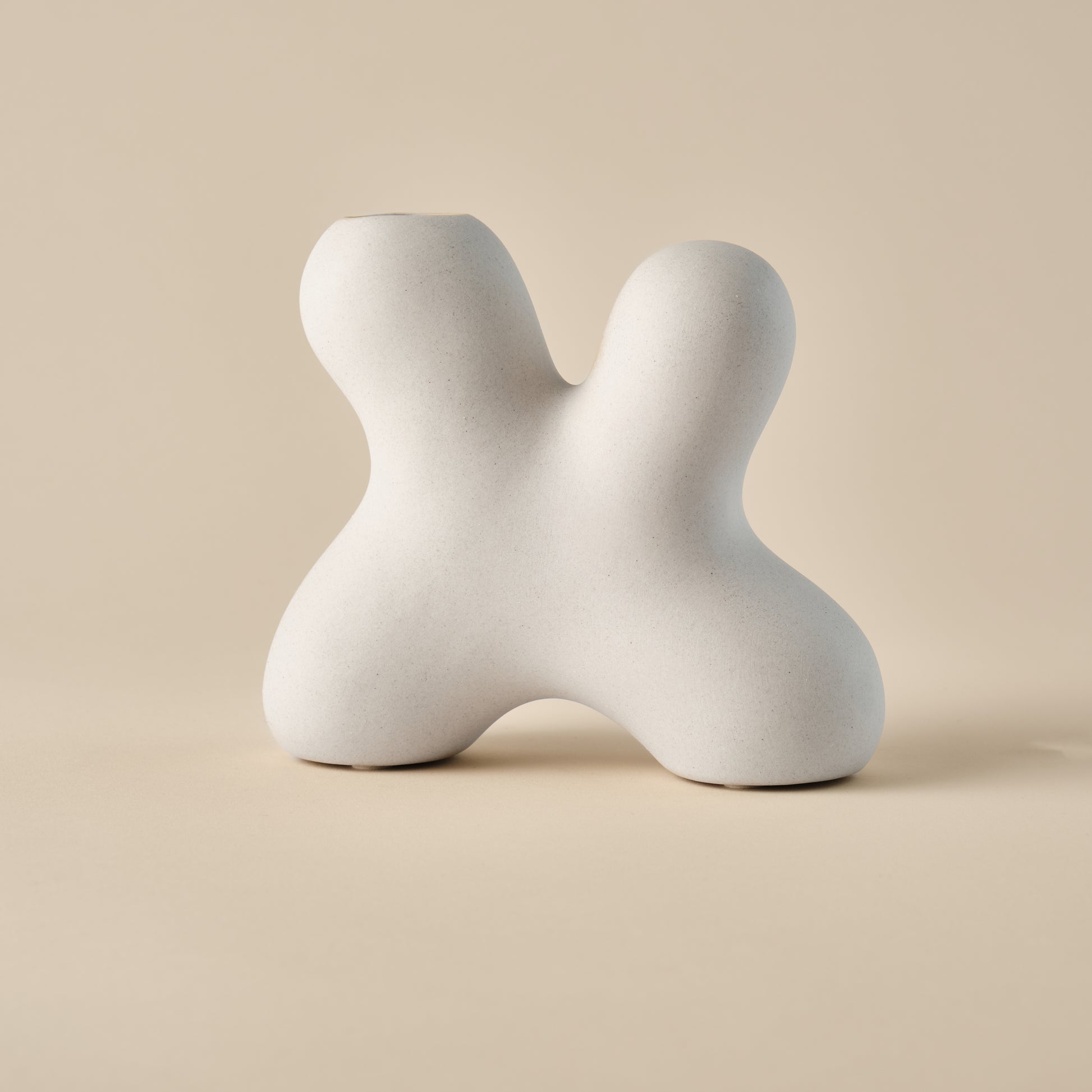 Porzellanvase "Splash" in einer einzigartigen, organischen Form mit natürlicher, matter Oberfläche in Beige. Eine perfekte Ergänzung für moderne und minimalistische Wohnräume.