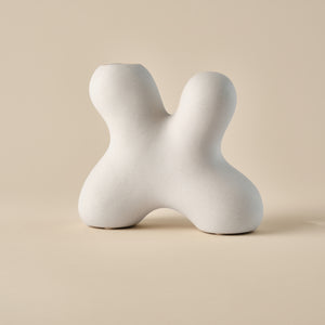 Porzellanvase "Splash" in einer einzigartigen, organischen Form mit natürlicher, matter Oberfläche in Beige. Eine perfekte Ergänzung für moderne und minimalistische Wohnräume.