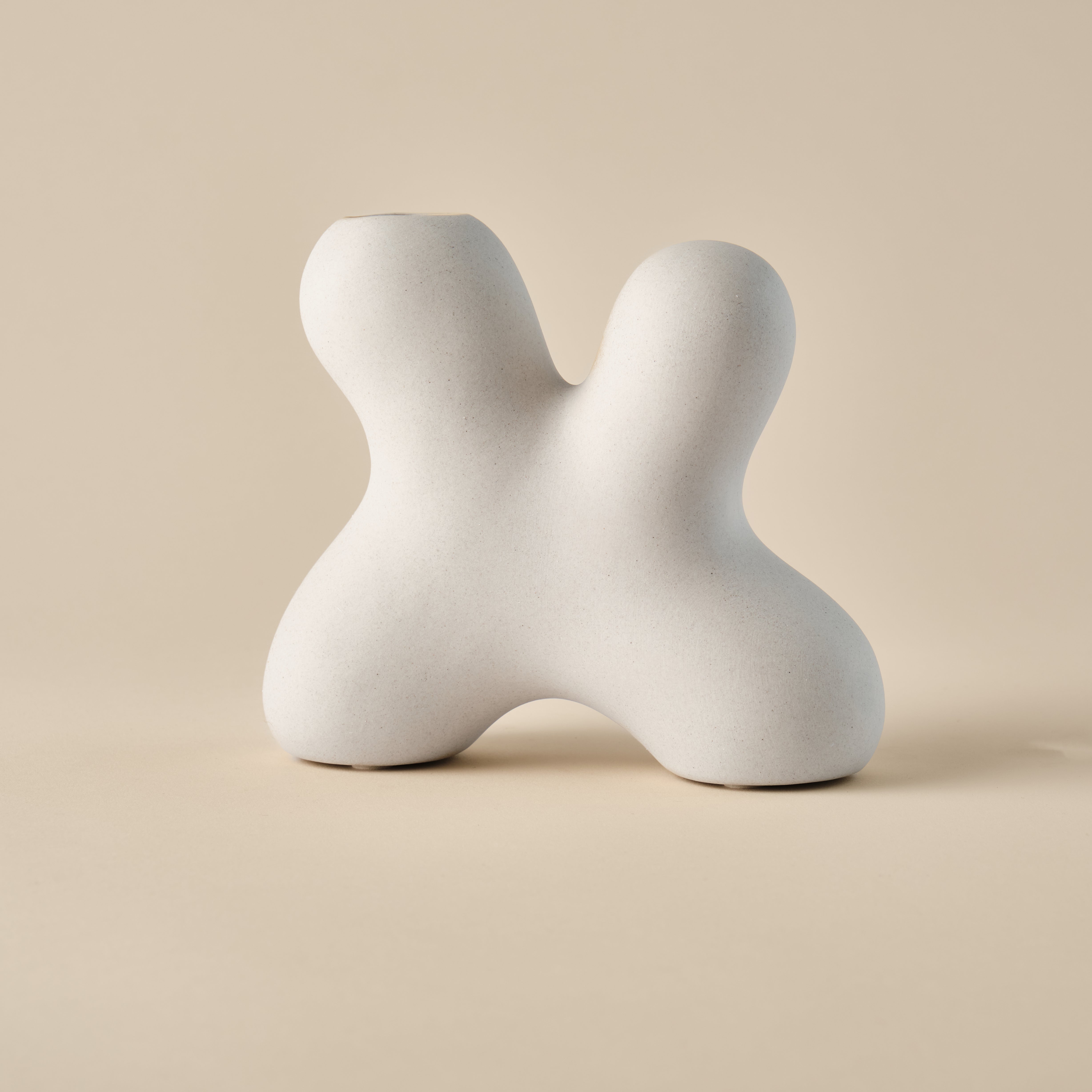 Porzellanvase "Splash" in einer einzigartigen, organischen Form mit natürlicher, matter Oberfläche in Beige. Eine perfekte Ergänzung für moderne und minimalistische Wohnräume.