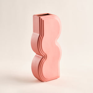 Stilvolle Porzellanvase "Whirl" in leuchtendem Korallrosa. Die geschwungene Form mit eleganten Reliefmustern verleiht dieser Vase ein modernes und auffälliges Design, ideal für zeitgenössische Wohnräume.
