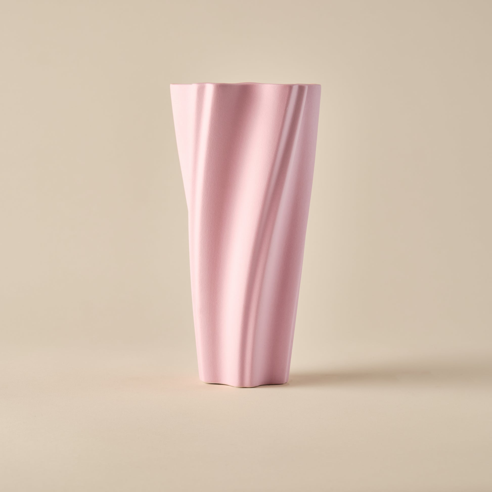 Schlichte und elegante Porzellanvase "Wind" in zartem Rosa. Die Vase besticht durch ihre geschwungene Form und ihr minimalistisches Design, das sich ideal in moderne Wohnräume einfügt.