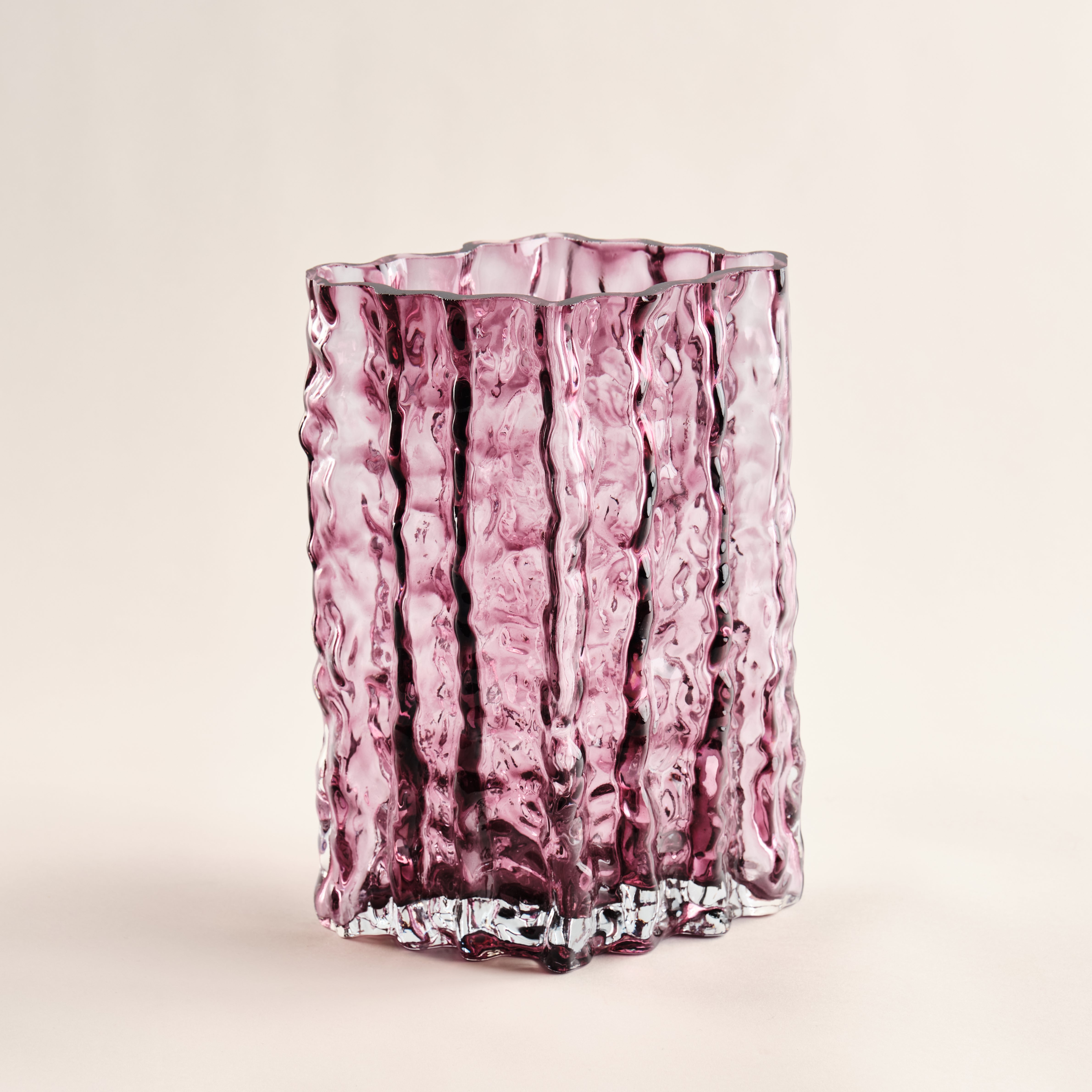 Elegante Glasvase Raw in Rosa mit einzigartiger, strukturierter Oberfläche. Handgefertigte Designervase aus hochwertigem Glas, perfekt als Dekorationselement für stilvolle Innenräume.