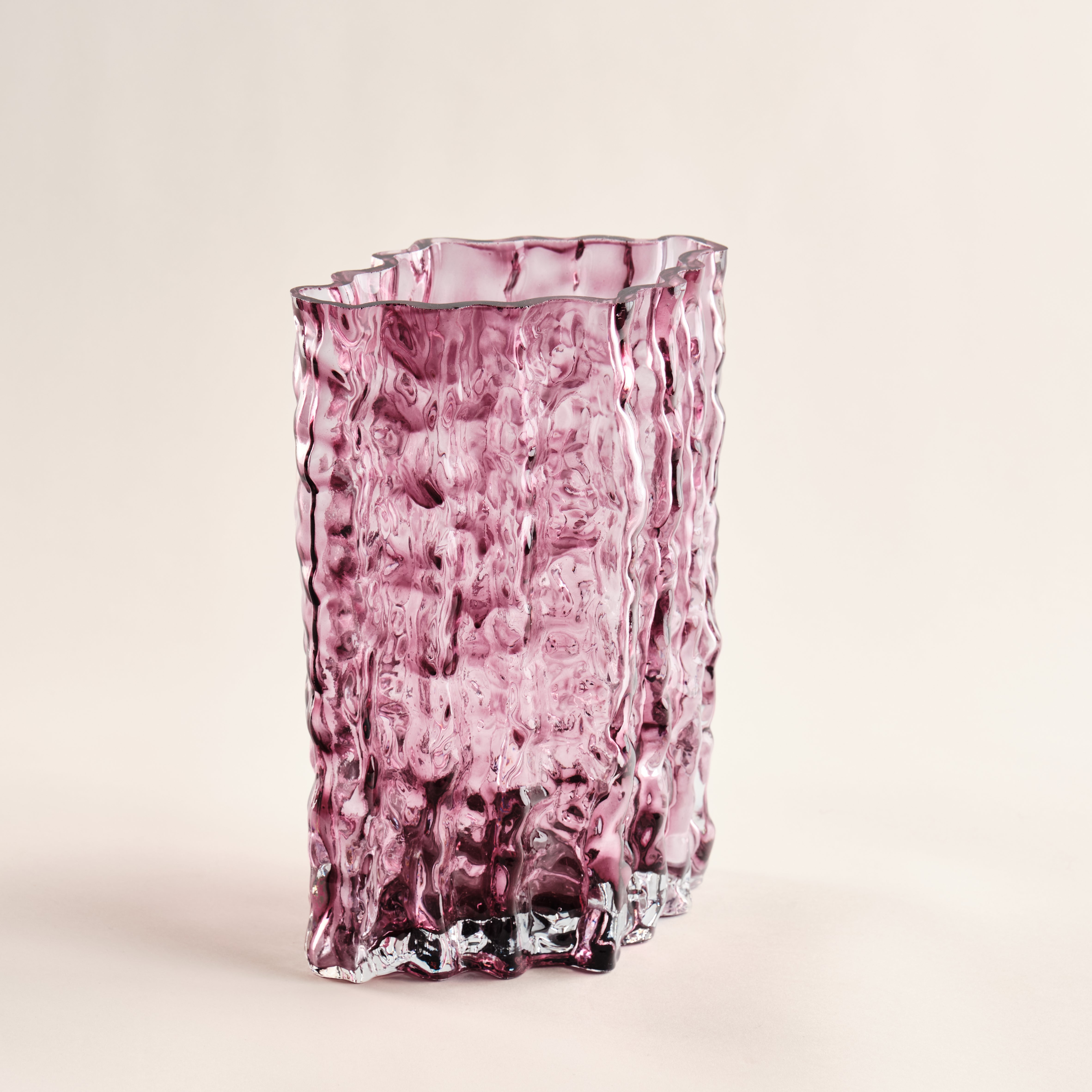 Handgefertigte Glasvase Raw in Rosa aus hochwertigem Glas. Die strukturierte, wellenförmige Oberfläche verleiht der Vase ein einzigartiges und elegantes Design, ideal als Dekoration.