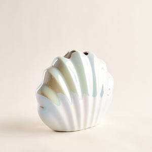 Porzellanvase "Seashell Rainbow" in seitlicher Ansicht, inspiriert von einer Muschelform, mit glänzender Regenbogen-Glasur und geschwungenen Details, die maritime Eleganz verkörpern.
