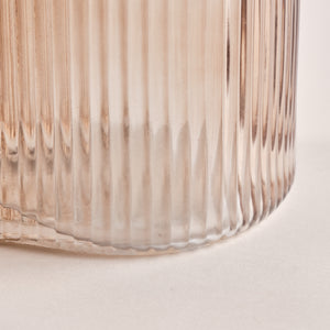 Detailaufnahme der Wave Glasvase aus der Kollektion, die die fein geriffelte Struktur und den sanften Roséton des Designs hervorhebt. Ideal für stilvolle Dekoration.