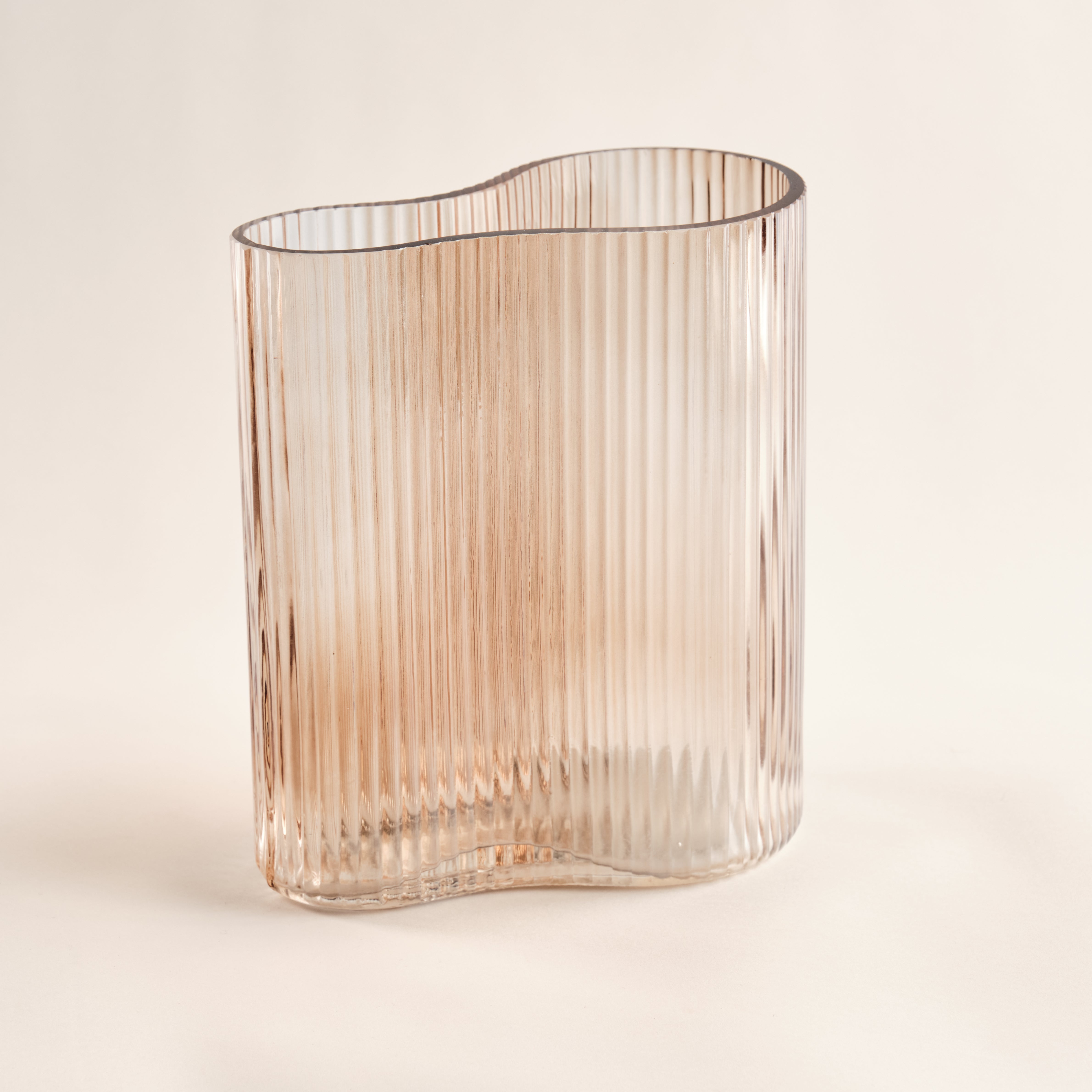 Wave Glasvase aus der Kollektion, gefertigt aus hochwertigem Glas mit geriffelter Struktur und einer weichen Wellenform. Perfekt für moderne Wohnräume, in zartem Rosé-Ton.